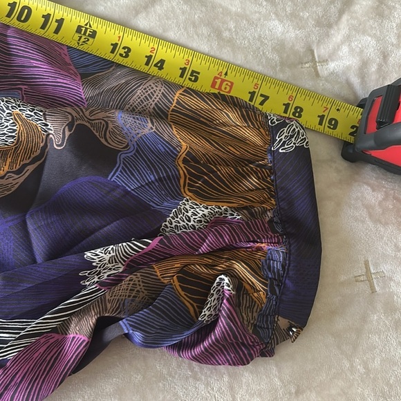 Chicos Woman’s Abstract Print Tie Front Top Size XL 3 Purple Satiny Split Neck - Picture 8 of 12